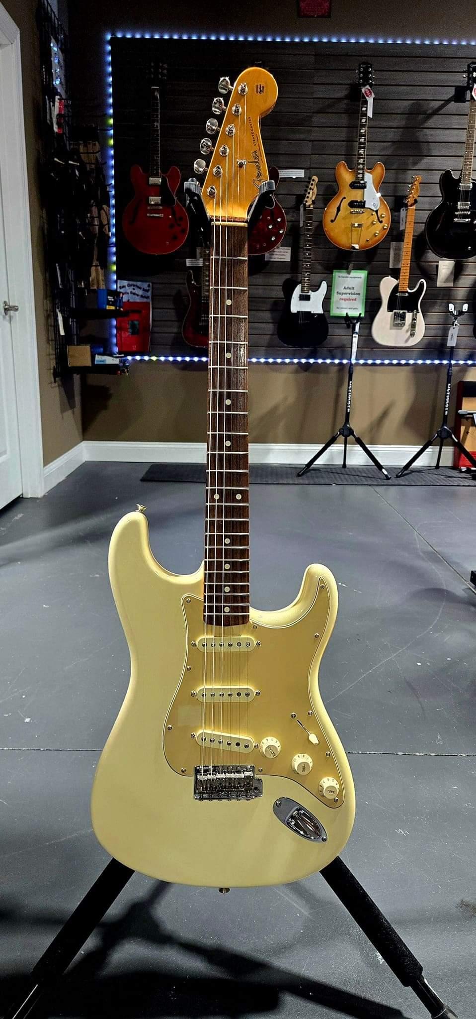Previously Owned Fender '62 Reissue Stratocaster With Hard Case
