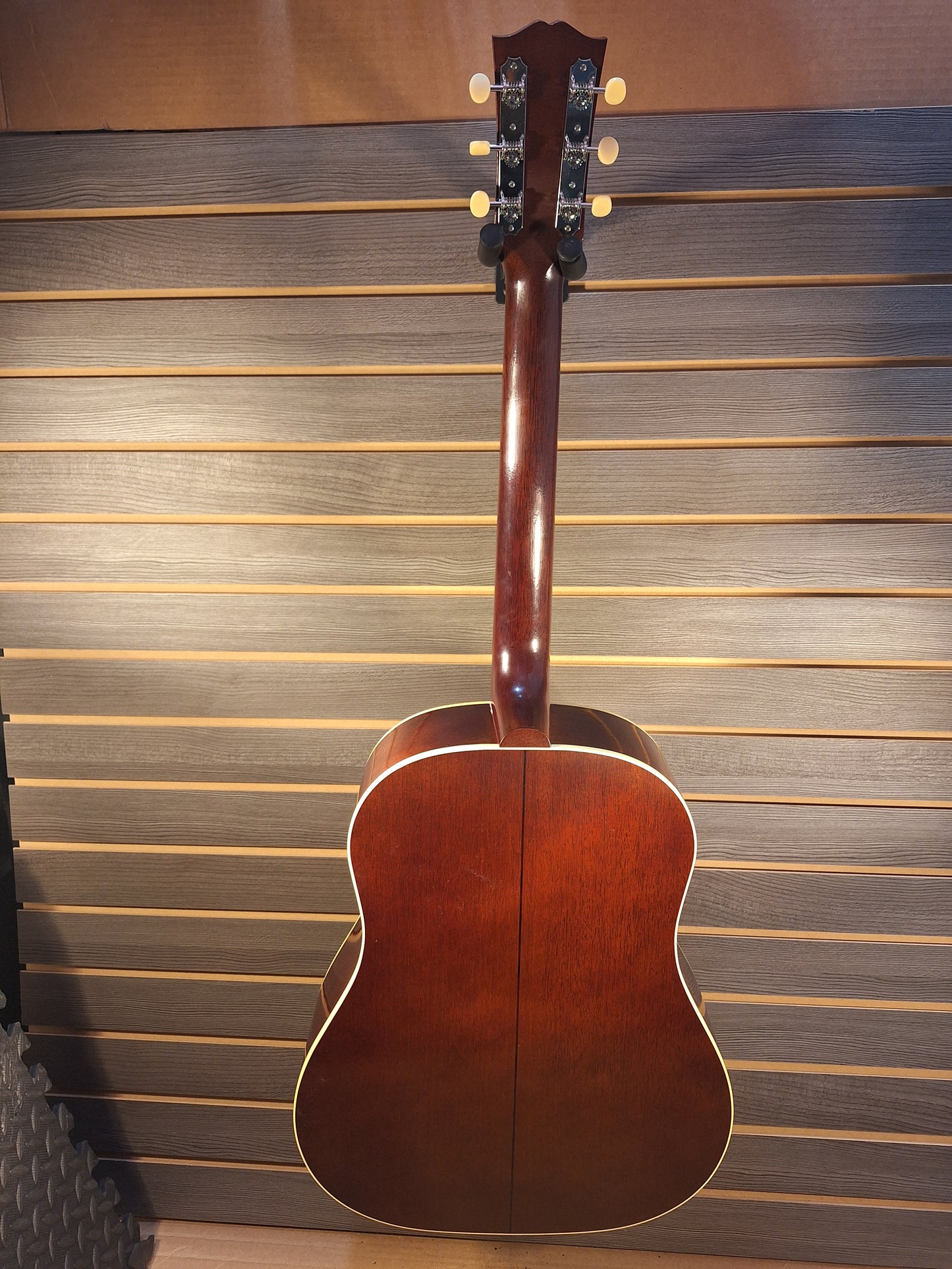 Gibson 1942 J-45 Banner Reissue Guitar With Hard Case