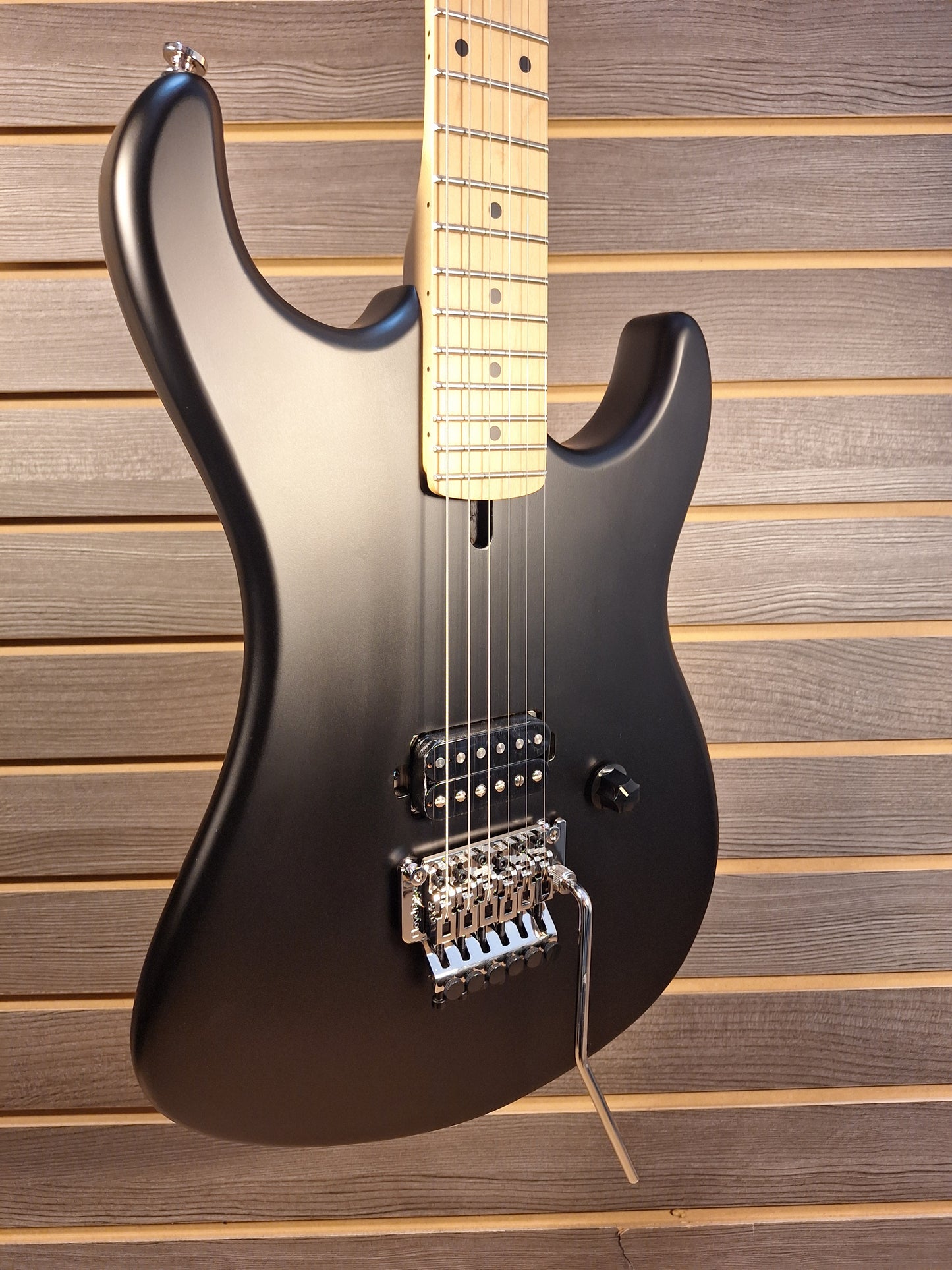 Kramer '84 Intruder Satin Black With Premium Gig Bag