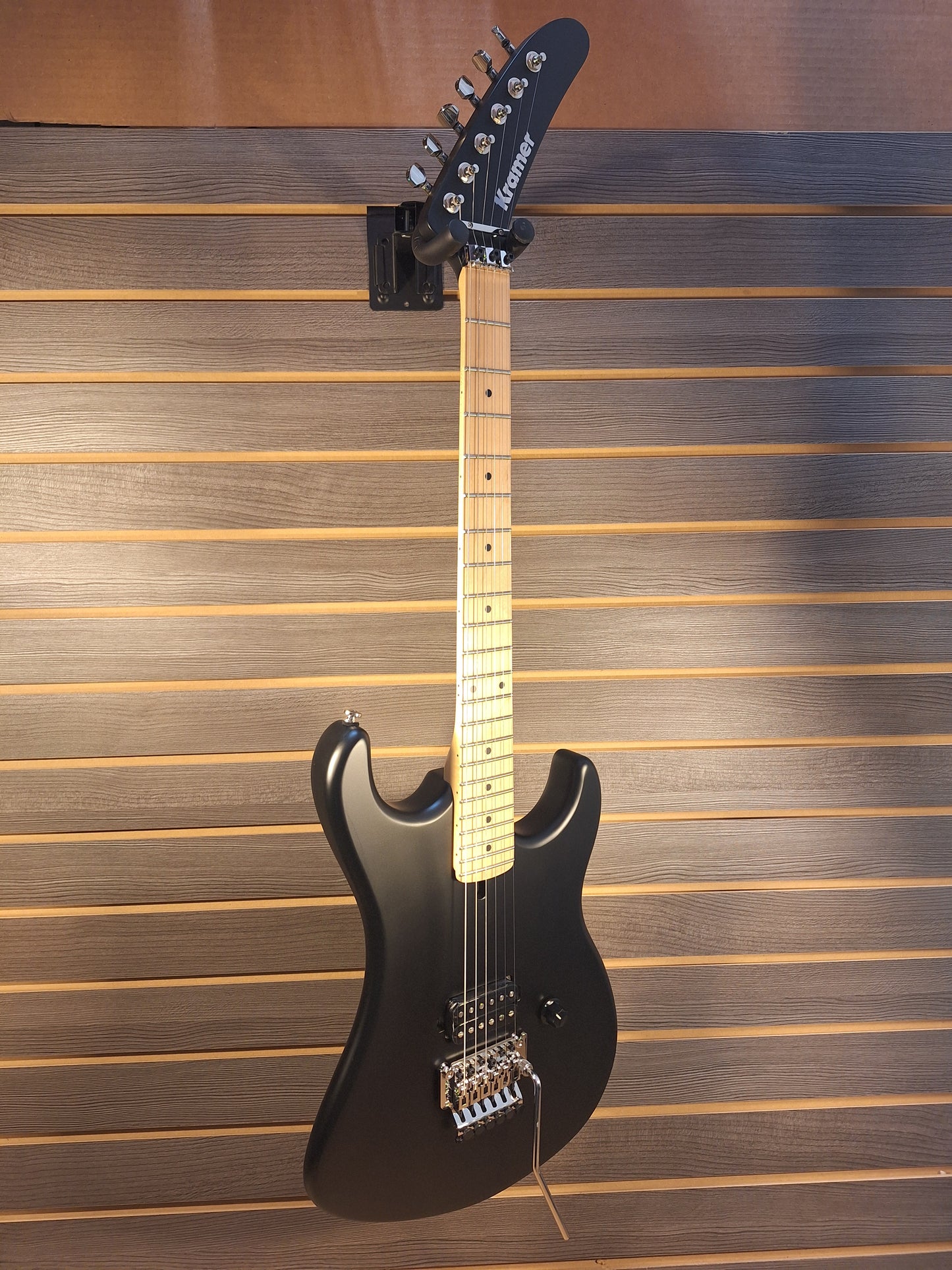 Kramer '84 Intruder Satin Black With Premium Gig Bag