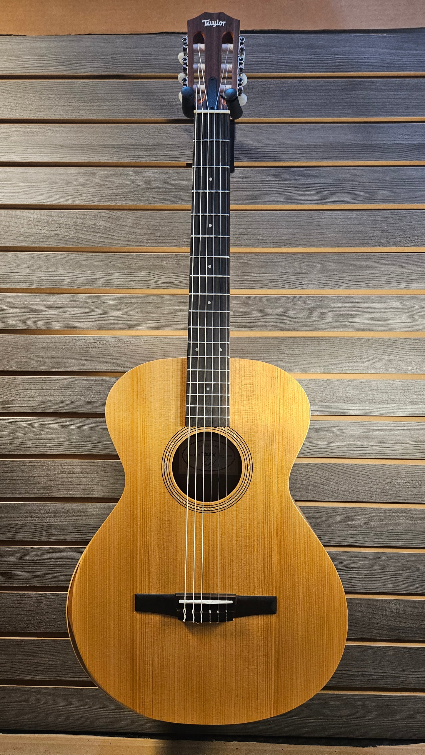 Taylor Academy 12e-n, Walnut/Spruce Nylon String Guitar
