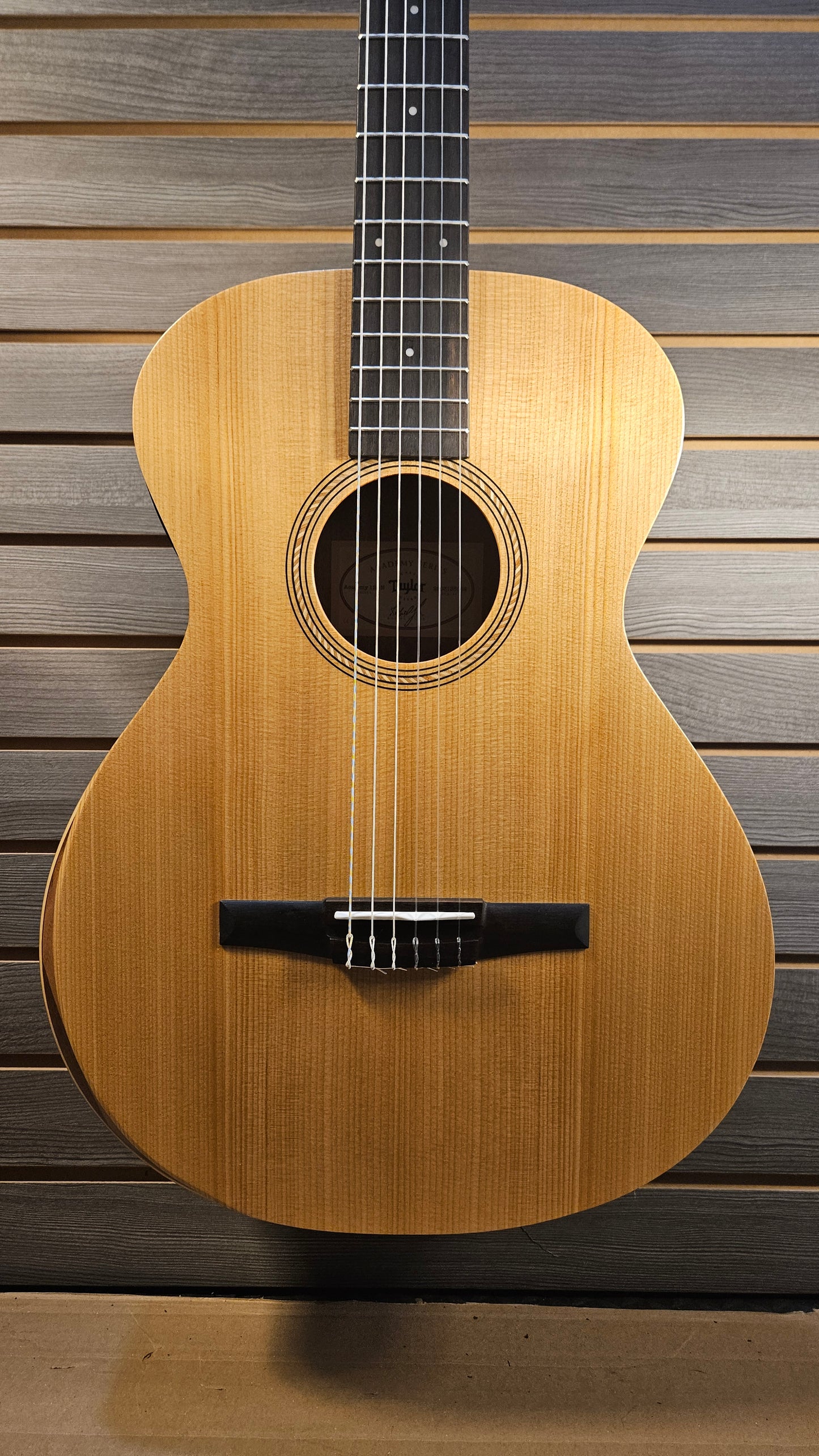 Taylor Academy 12e-n, Walnut/Spruce Nylon String Guitar
