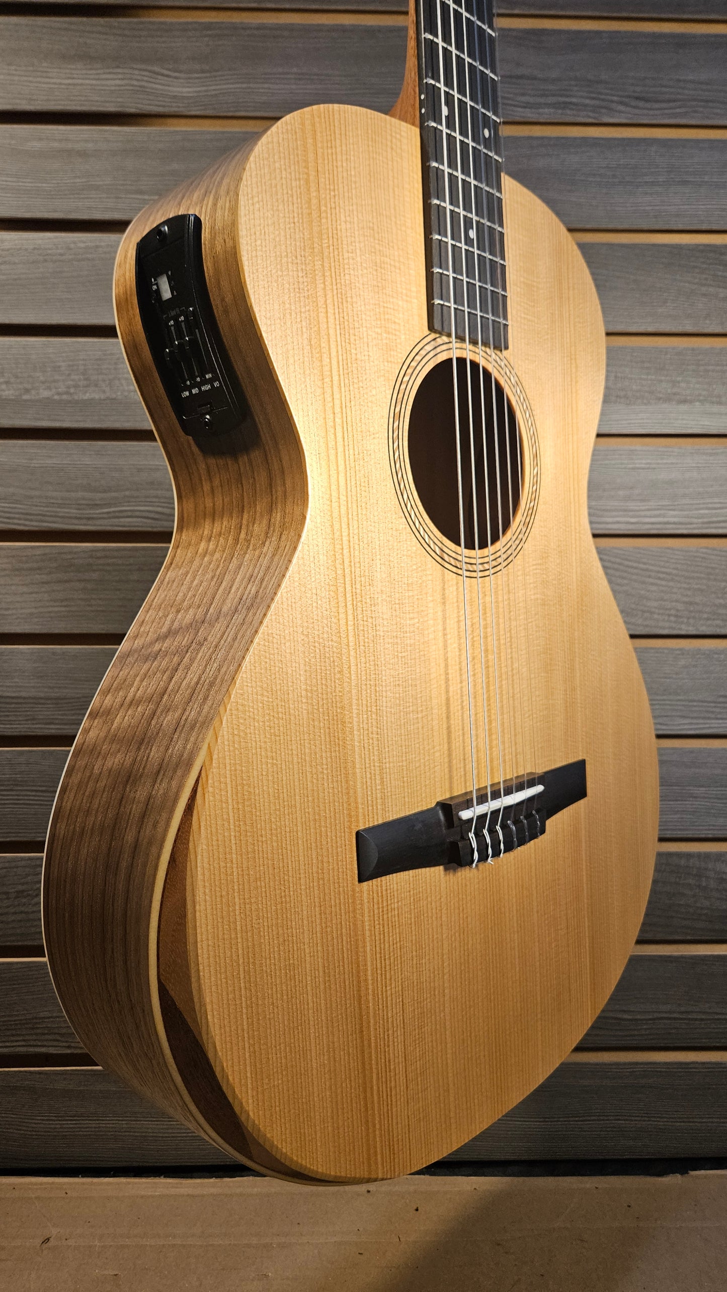 Taylor Academy 12e-n, Walnut/Spruce Nylon String Guitar