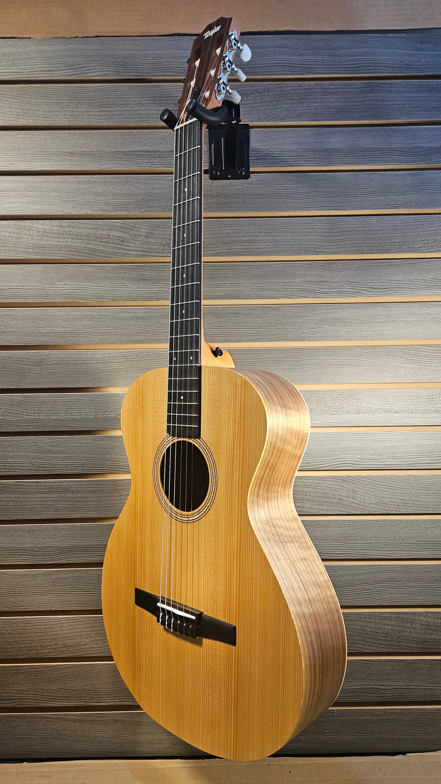 Taylor Academy 12e-n, Walnut/Spruce Nylon String Guitar