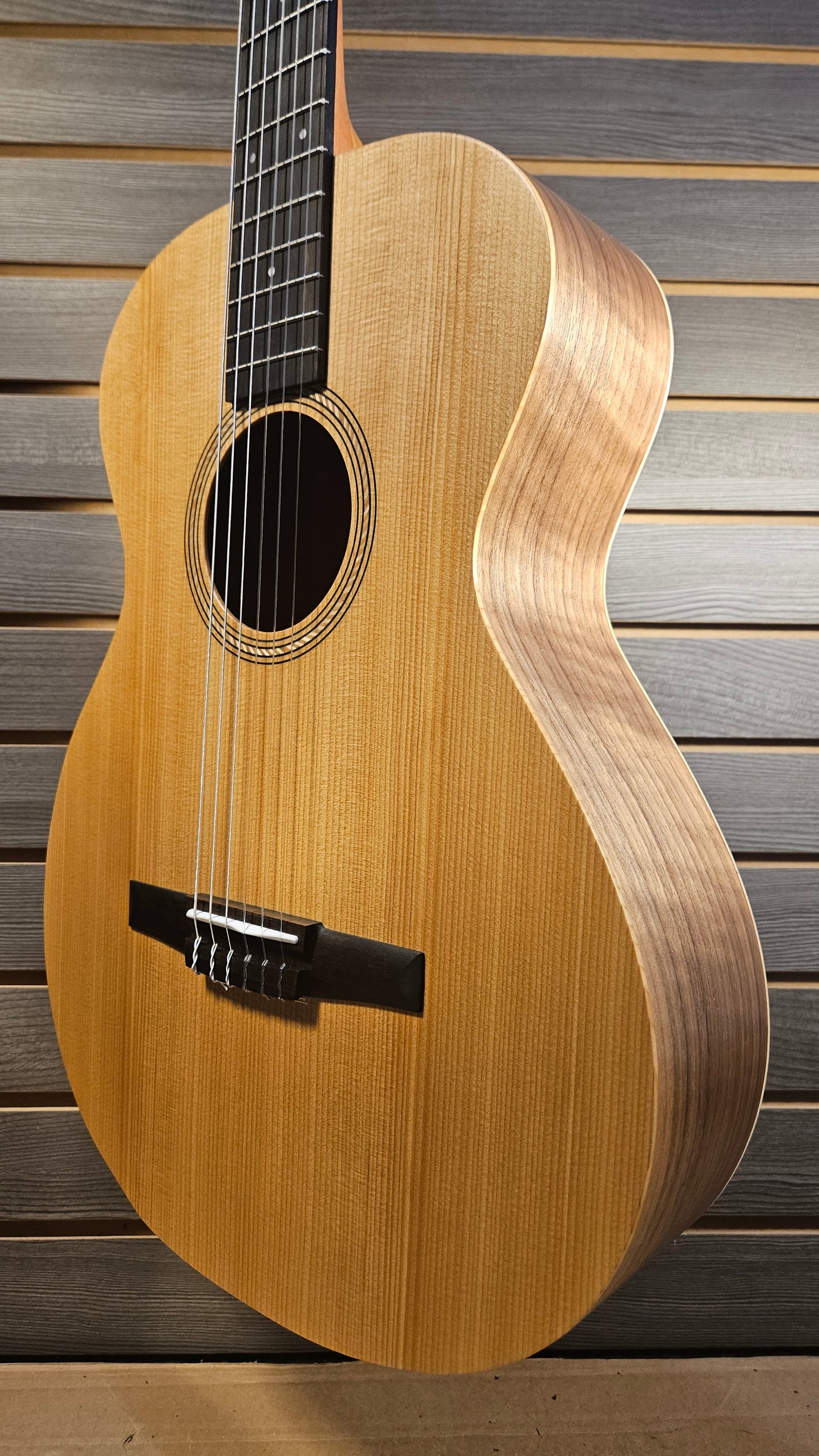Taylor Academy 12e-n, Walnut/Spruce Nylon String Guitar