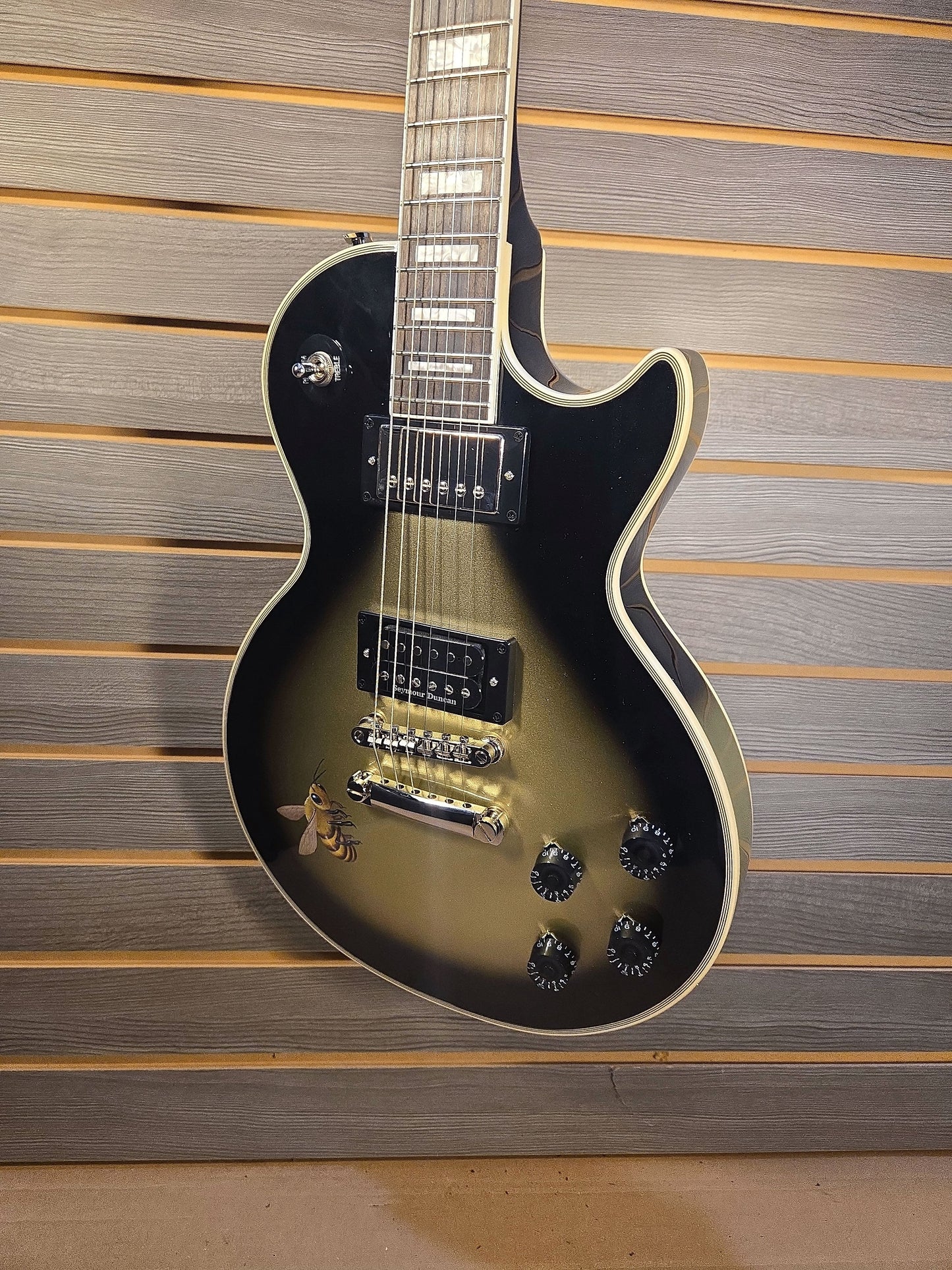 Epiphone Adam Jones Art Series Queen Bee Les Paul Custom Silverburst w/Hard Protector Case
