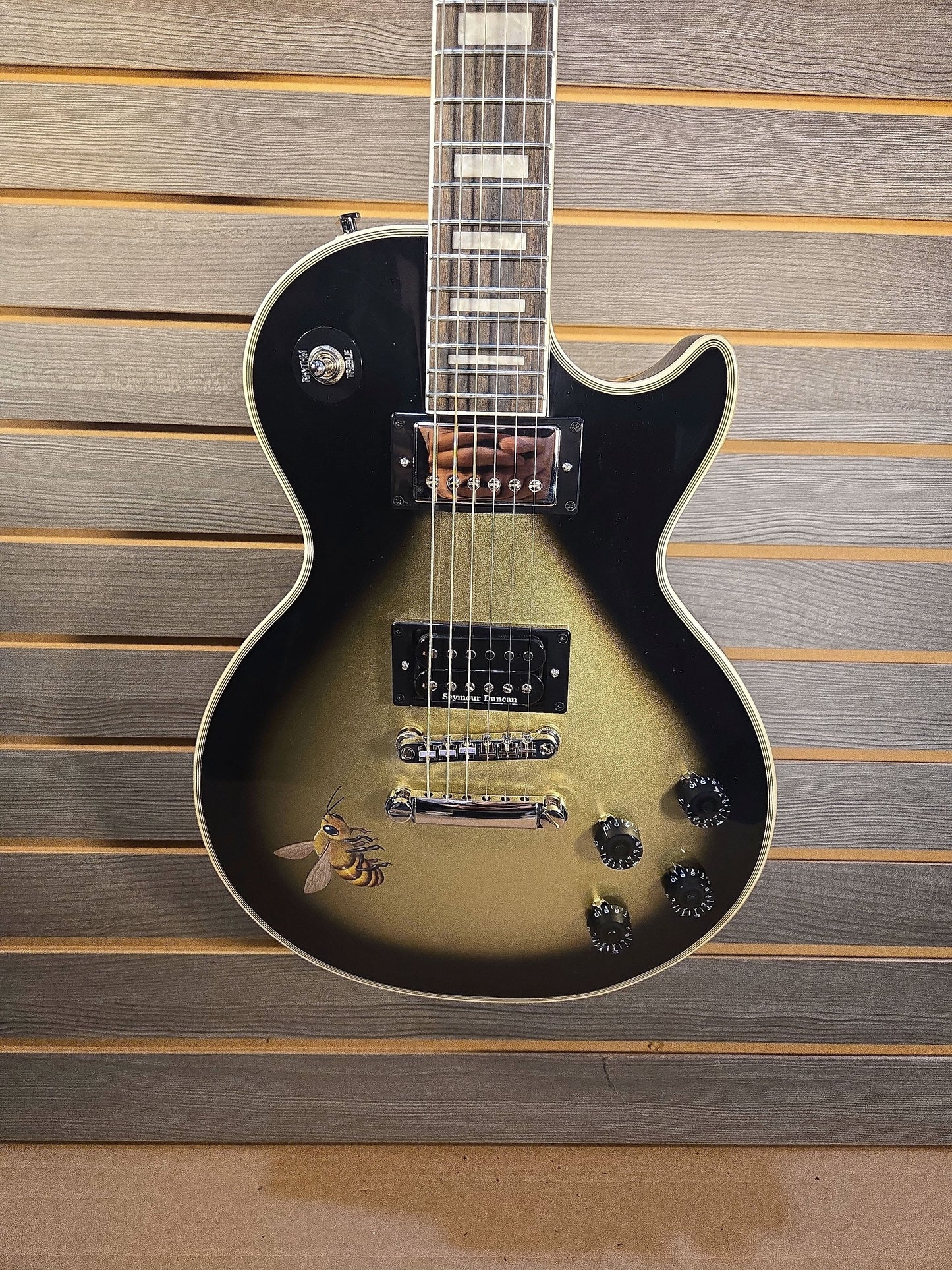 Epiphone Adam Jones Art Series Queen Bee Les Paul Custom Silverburst w/Hard Protector Case