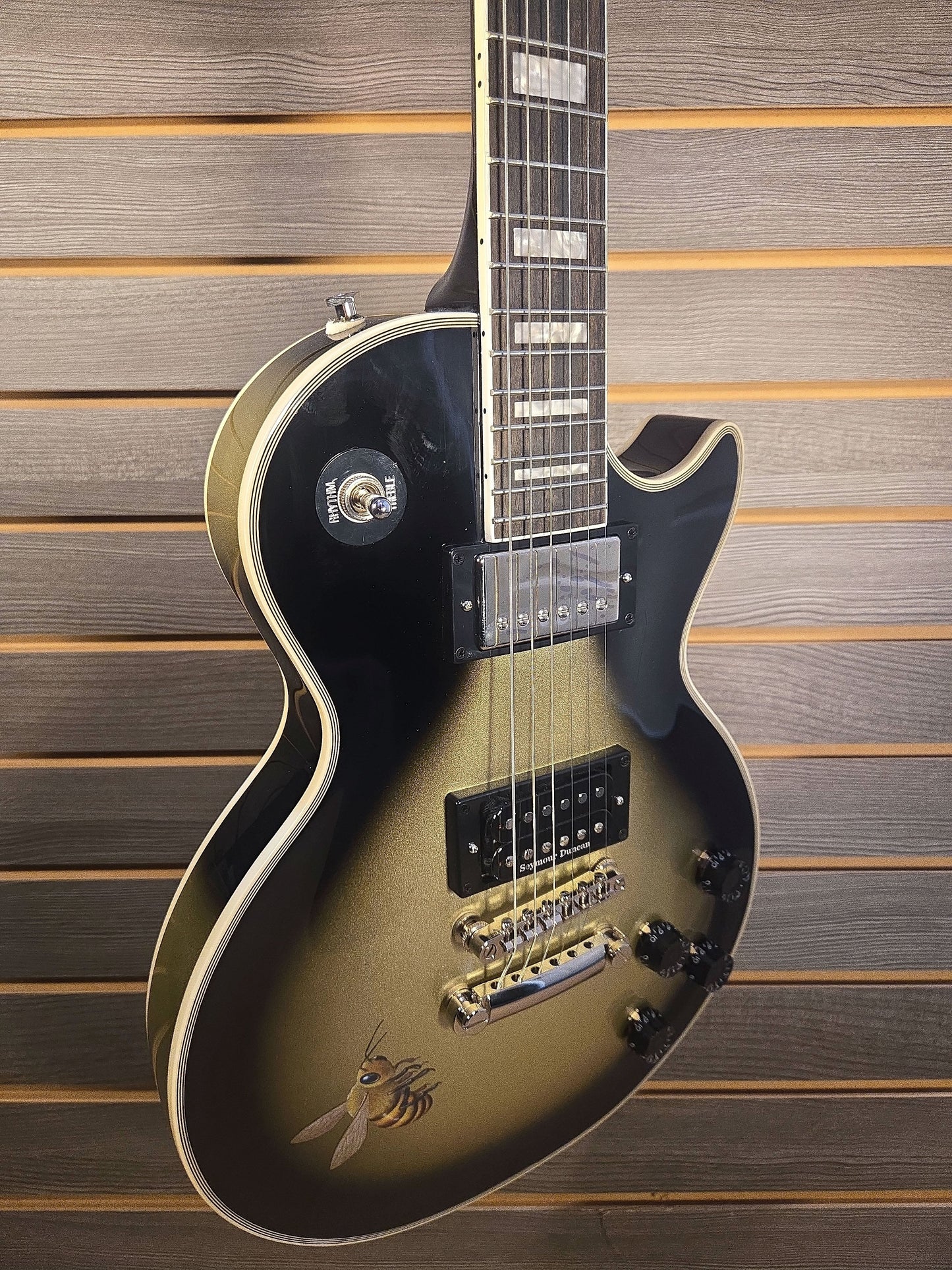 Epiphone Adam Jones Art Series Queen Bee Les Paul Custom Silverburst w/Hard Protector Case